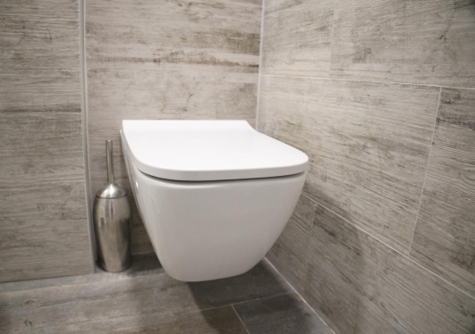 WC suspendu carrelage gris installé par un artisan plombier professionnel