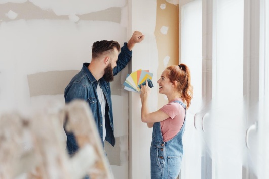 couple choisissant des couleurs pour la renovation des murs de leur maison de ville