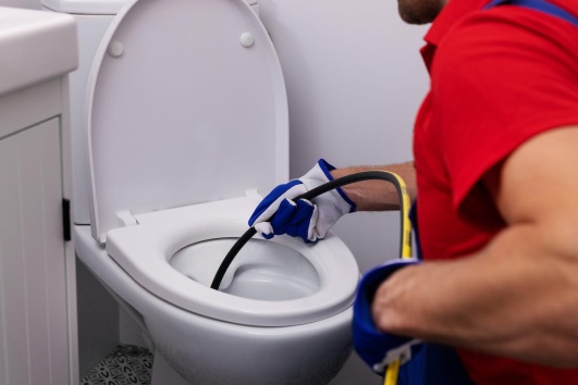 debouchage wc realise par un professionnel avec une sonde