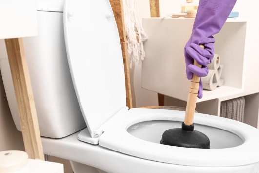 debouchage wc avec une ventouse realise par un particulier