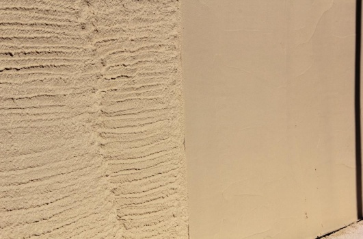 mur crepi beige installe par un artisan professionnnel