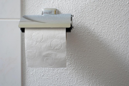 mur crepi blanc dans une salle de bain toilettes
