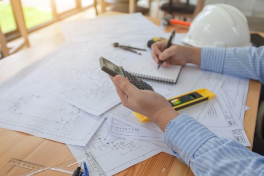 Personne qui prépare ses travaux de rénovation