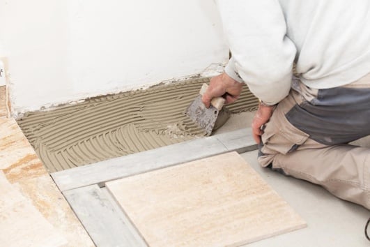 pose carrelage effectue par un artisan professionnel