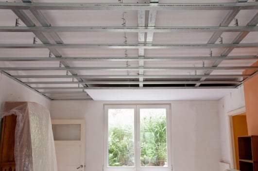 installation de trame de faux plafond par un professionnel