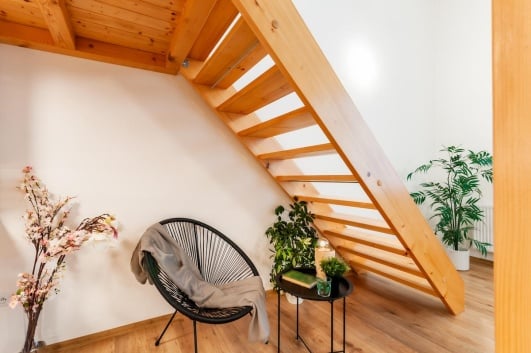 dessous escaliers avec fauteuil