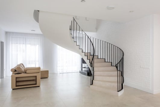 escalier helicoidal dans un salon