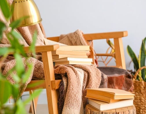 fauteuil avec livres et plantes