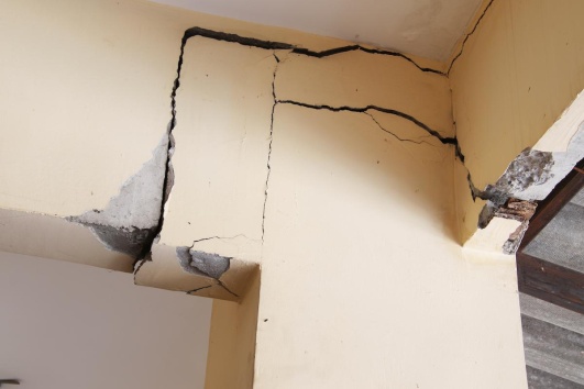 fissure mur angle commencant a apparaitre sur le mur une maison