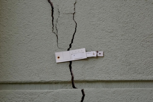 fissure mur pose metal installee par un professionnel