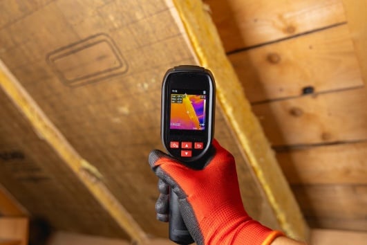 mesure isolation combles effectuer par un professionnel 