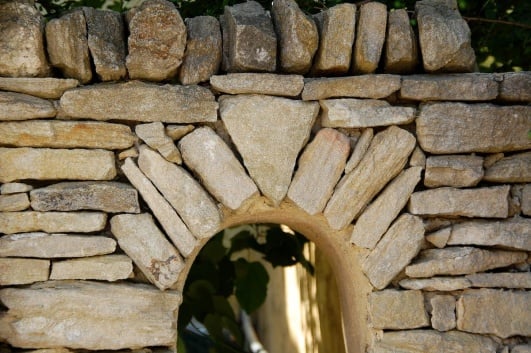 ouverture dans mur en pierre seche