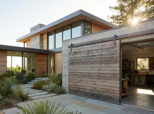 porte de garage en bois a porte coulissante entre ouverte dans une maison moderne
