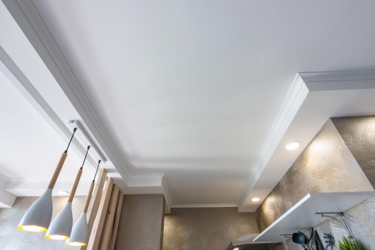 installation de spot au plafond de cuisine