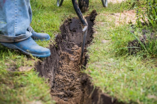 Création d'une rigole dans le jardin
