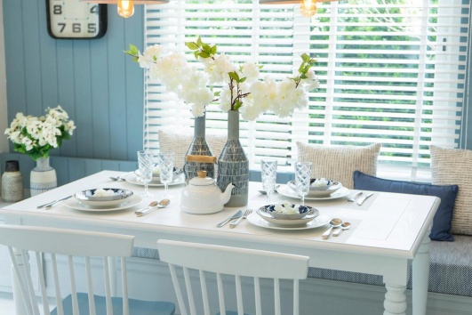 Cuisine table blanche et murs bleus
