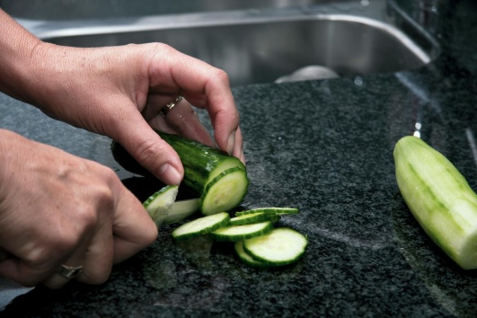 decoupe de concombre sur une plan de travail en granit