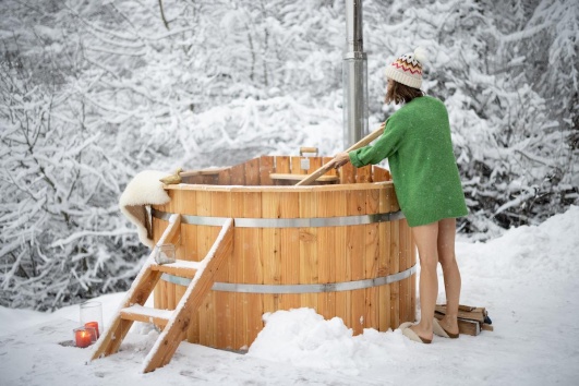Femme mélange l'eau du bain nordique
