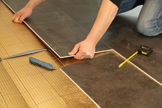 faites effectuer la pose de dalles en pvc par un professionnel