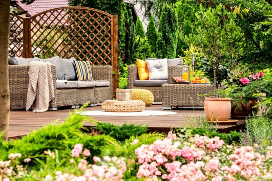 Terrasse en bois avec mobiler en rotin