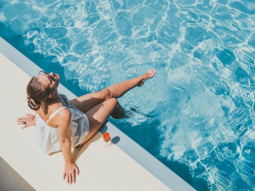Vous voulez prendre un bain de soleil dans votre piscine ? Ootravaux s'occupe de tout
