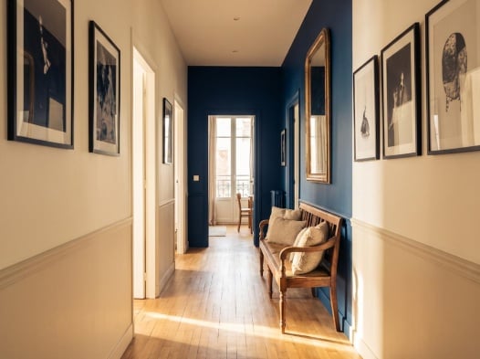 Couloir avec mur et fond de couleur sombre