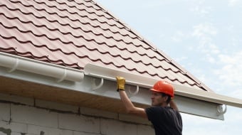 Pose de gouttières en PVC