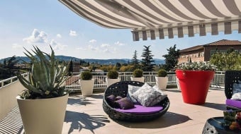 Terrasse couverte par un store
