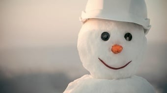 Bonhomme de neige sur un chantier