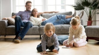 Photo d'une famille dans un salon 