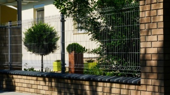Photo d'un grillage de clôture d'une maison