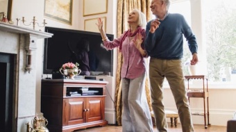 Un salon adapté et sécurisé pour une personne âgée
