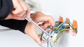 installation-electrique-artisan-ootravaux