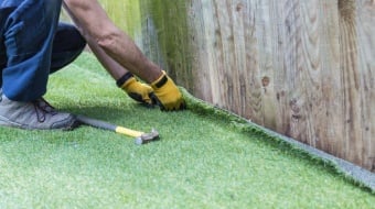 installation-gazon-synthetique-ootravaux