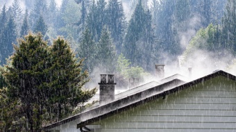 pluies diluviennes sur une toiture