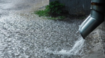 Comment bien évacuer les eaux de pluie dans un jardin ?