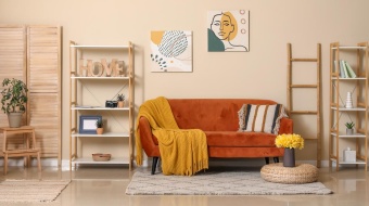 Salon tendance avec canapé orange.