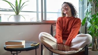 femme qui se sent bien chez elle