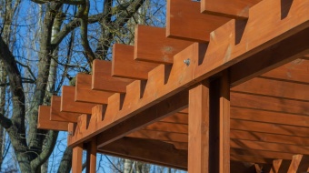 Pergola en bois exotique.