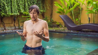 Quelles solutions pour éliminer l'eau trouble dans une piscine ?