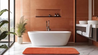 Salle de bains avec murs et tapis couleur terracotta.