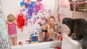 enfants jouent avec de la peinture dans une baignoire