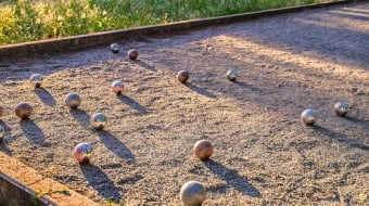Terrain de pétanque dans un jardin.