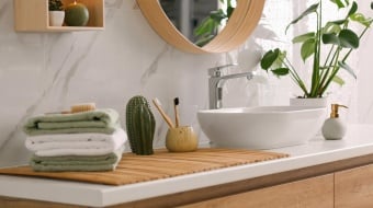 Lavabo dans une salle de bain, sur un meuble en bois.
