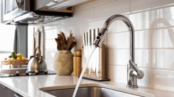 evier cuisine avec un plan de travail en corian