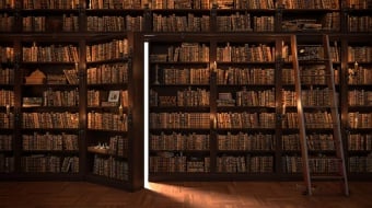 Une grande bibliothèque dont une partie s'ouvre pour dévoiler un passage secret