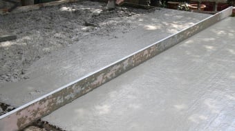 la chape de béton vient en finition au dessus de la dalle
