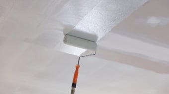 Peinture de plafond avec un rouleau