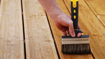 Application d'un produit de protection sur une terrasse en bois