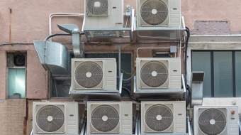 climatiseurs sur façade immeuble